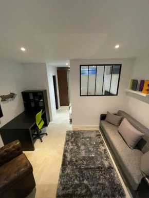 Studio industriel loft neuf avec parking privé